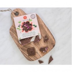 Milk chocolate with rose oil and rose petals - Melting delight